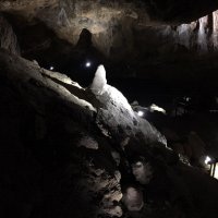 Zwerg Hübich in ungewohnt trockenem Glanze der Iberger Tropfsteinhöhle